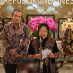 Deputi Pencegahan dan Monitoring KPK atau Koordinator Pelaksana Strategi Nasional Pencegahan Korupsi (Stranas PK), Pahala Nainggolan dan Mensos Tri Rismaharini di Gedung Kementerian Sosial, Jakarta Pusat (13/01/2023).