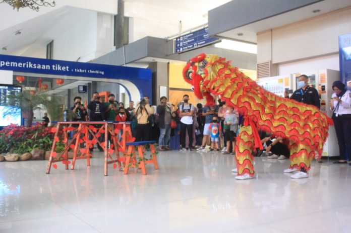 Liburan Imlek, Daop 8 Hadirkan Atraksi Barongsai Hibur Pelanggan Setia KA