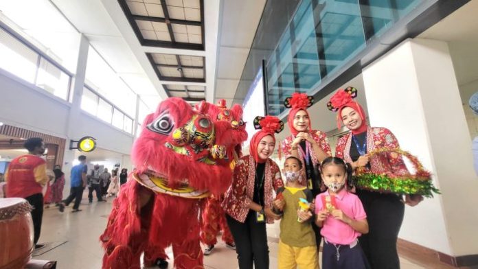 Atraksi Barongsai dan Liang Liong Meriahkan Imlek di Bandara Juanda