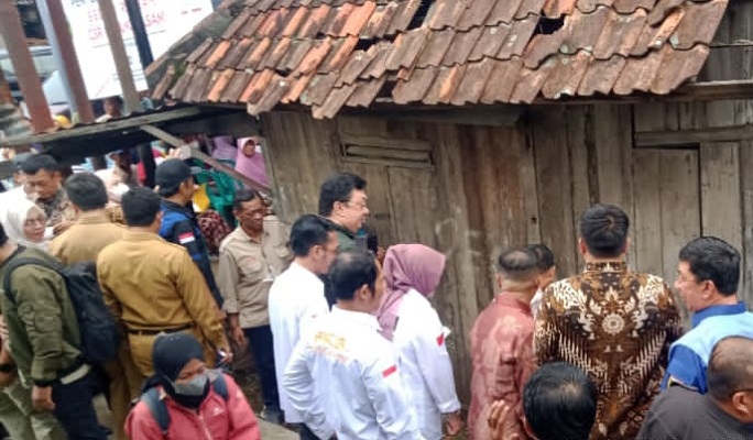 PT Bukit Asam Bedah Rumah Warga Tak Layak Huni di Sumsel