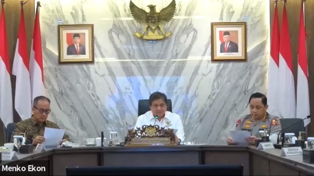 Menteri Koordinator Bidan Perekonomian Airlangga Hartarto (tengah) dalam konferensi pers Launching Skema Normal Program Kartu Prakerja (05/01/2023).