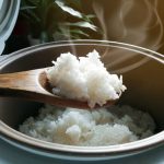 ilustrasi memasak nasi di magic com