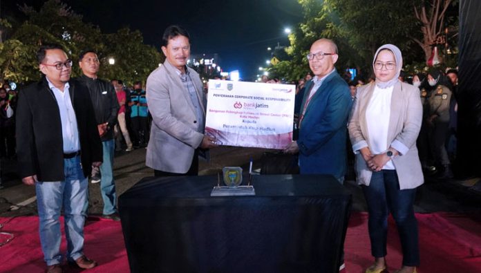 Direktur Mikro, Ritel dan Menengah Bank Jatim Arief Wicaksono secara simbolis menyerahkan bantuan CSR kepada Wali Kota Madiun H. Maidi pada Sabtu (31/12/2022) malam.