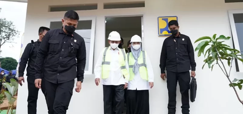 Wakil Presiden Ma'ruf Amin meninjau lokasi pembangunan hunian tetap (huntap) relokasi warga korban gempa Cianjur di Desa Sirnagalih, Cilaku, Cianjur (04/01/2023).