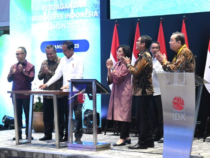 Presiden Joko Widodo meresmikan pembukaan perdagangan BEI Tahun 2023 di Gedung Bursa Efek Indonesia, Jakarta (02/01/2023) (Foto: Kris - Biro Pers Sekretariat Presiden)
