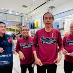 Presiden Joko Widodo dan para menteri berbelanja produk lokal saat kunjungi Mal Living World yang berada di Jalan Soekarno Hatta, Kota Pekanbaru (04/01/2023) (Foto: Laily Rachev – Biro Pers Sekretariat Presiden).