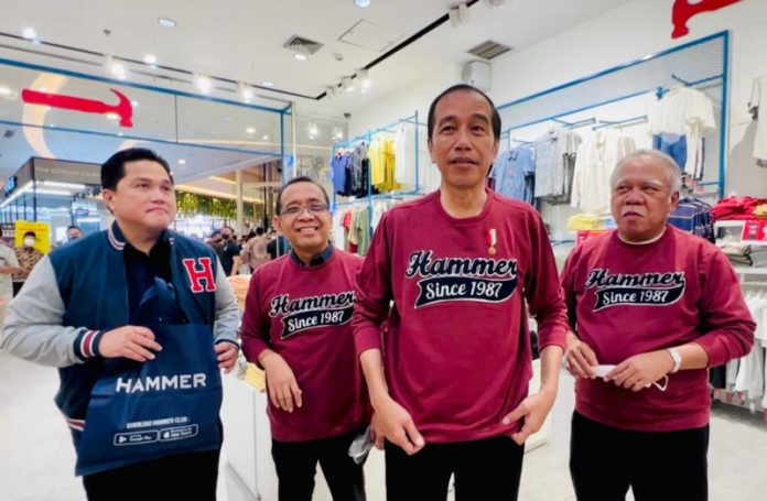 Presiden Joko Widodo dan para menteri berbelanja produk lokal saat kunjungi Mal Living World yang berada di Jalan Soekarno Hatta, Kota Pekanbaru (04/01/2023) (Foto: Laily Rachev - Biro Pers Sekretariat Presiden).