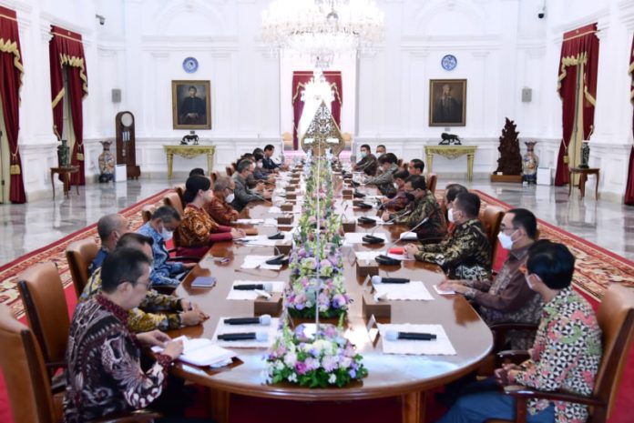 Presiden Joko Widodo menggelar pertemuan dengan sejumlah perwakilan industri jasa keuangan di Istana Merdeka, Jakarta (16/01/2023) (Foto: Lukas - Biro Pers Sekretariat Presiden)