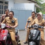 Bupati Lumajang Thoriqul Haq bersama Wakil Bupati Lumajang Indah Amperawati test drive motor listrik di sekitar pabrik perakitan motor listrik di Desa Wonorejo, Kecamatan Kedungjajang (16/1/2023).