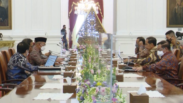 Presiden Joko Widodo menerima sejumlah menteri untuk membahas secara khusus tentang hasil temuan Tim Penyelesaian Non-yudisial Pelanggaran HAM Berat Masa Lalu (PPHAM) di Istana Merdeka, Jakarta (16/01/2023) (Foto: Lukas - Biro Pers Sekretariat Presiden)