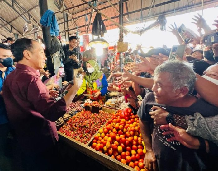 Presiden Joko Widodo mengunjungi Pasar Rakyat Pinasungkulan, Karombasan, Kota Manado pada Kamis pagi (19/01/2023) (Foto: Laily Rachev - Biro Pers Sekretariat Presiden)