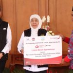 Gubernur Jawa Timur Khofifah Indar Parawansa didampingi Dirut PT Bank Jatim Busrul Iman menyerahkan bantuan kendaraan operasional kepada Persatuan Perangkat Desa Indonesia (PPDI) Jawa Timur, di Gedung Negara Grahadi (20/1/2023).