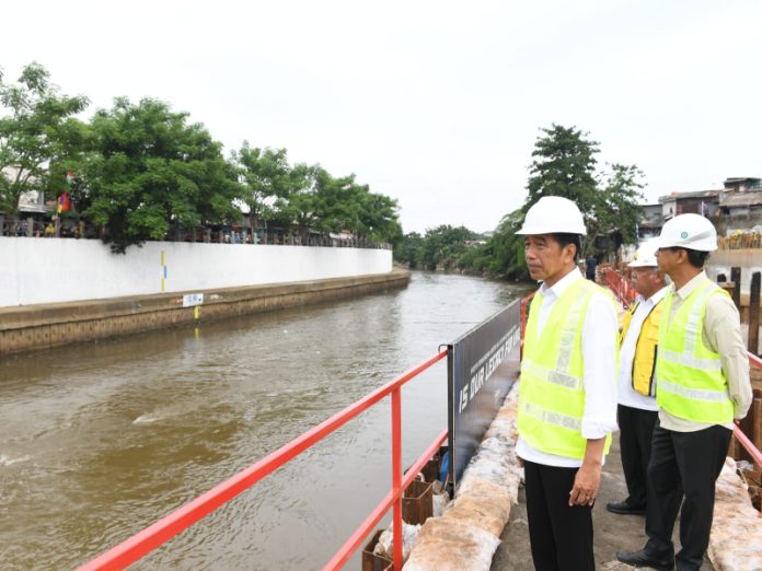 Presiden Jokowi tinjau pembangunan sodetan Kali Ciliwung ke Kanal Banjir Timur (KBT), Jakarta (24/01/2023) (Foto: Kris - Biro Pers Sekretariat Presiden)