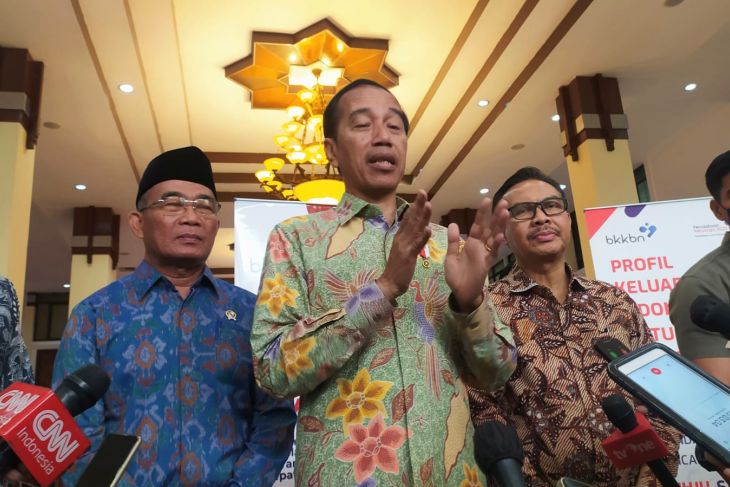 Presiden Joko Widodo memberikan keterangan kepada wartawan usai membuka Rakernas Program Banggakencana dan Penurunan Stunting di Jakarta (25/01/2023).