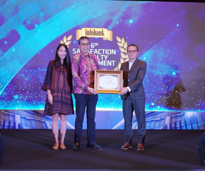 Penghargaan diterima secara langsung oleh Direktur Utama bankjatim Busrul Iman bertempat di Hotel Shangri-la Jakarta (25/01/2023).