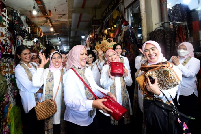 Tinjau Pasar Beringharjo, Ibu Iriana dan Ibu Wury Dukung Produk UMKM Lokal
