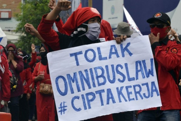 aksi demo buruh tolak omnibus law