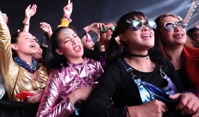 Wanita Arab Saudi Buka Cadar