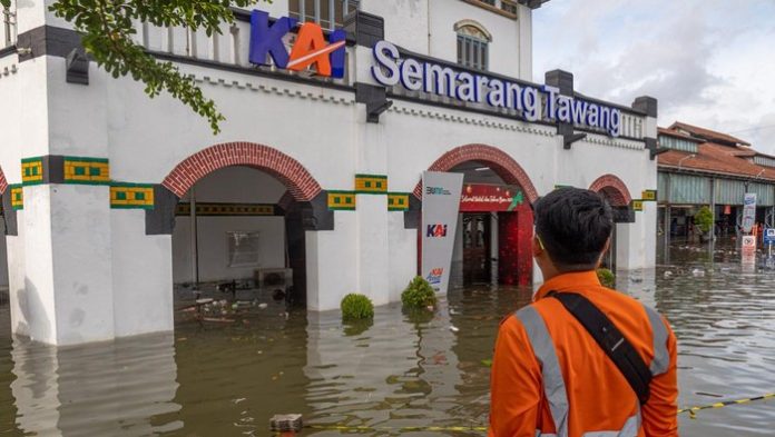 Stasiun Tawang Semarang banjir