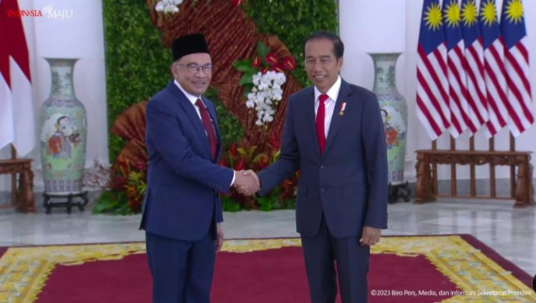 Presiden Joko Widodo menerima kedatangan Perdana Menteri (PM) Malaysia Datuk Seri Anwar Ibrahim di Istana Kepresidenan Bogor, Jawa Barat (9/1/2023).