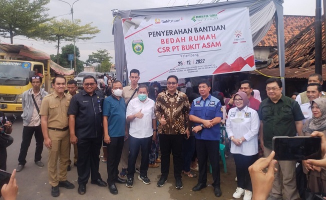 PT Bukit Asam Bedah Rumah Warga