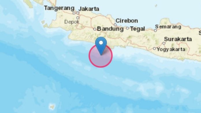 Gempa bumi magnitudo 4,9 berlokasi di laut dengan jarak 83 kilometer barat daya Kabupaten Pangandaran. Kedalamannya hingga 29 kilometer.