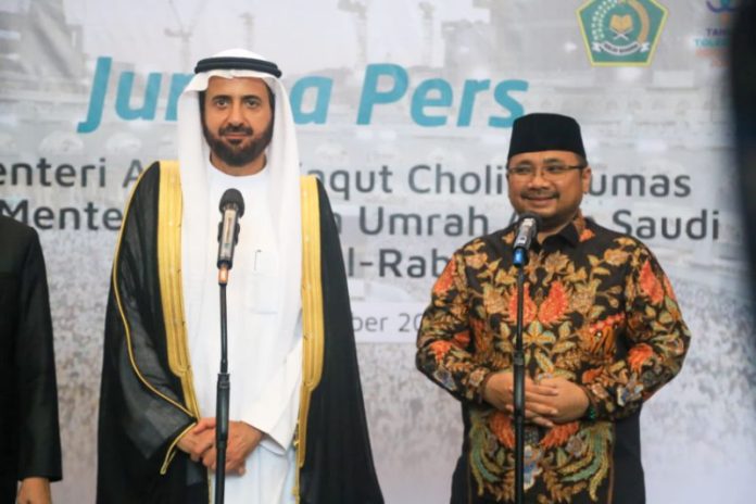 Menteri Agama Yaqut Cholil Qoumas (kanan) bersama dengan Menteri Haji dan Umrah Arab Saudi Tawfiq F Al Rabiah (kiri)