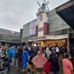 Viral Roti Holland Bakery Diskon 45 Persen, Warga Rela Antre Panjang di Tengah Hujan