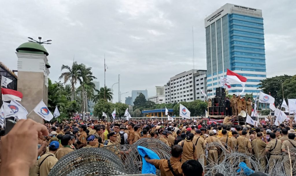 Ribuan perangkat desa dari berbagai daerah di Tanah Air kembali menggelar aksi unjuk rasa di depan Gedung DPR RI Senayan (25/01/2023).