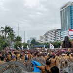 Ribuan perangkat desa dari berbagai daerah di Tanah Air kembali menggelar aksi unjuk rasa di depan Gedung DPR RI Senayan (25/01/2023).