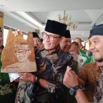 Menparekraf Sandiaga Uno menerima cinderamata dari UMKM Jember di Pendapa Wahyawibawagraha Jember (15/1/2023).