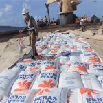 Sebanyak lima ribu ton beras impor asal Vietnam tiba di pelabuhan Tenau, Kupang, NTT.