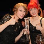 Taylor Swift dan Hayley Williams (vokalis Paramore)