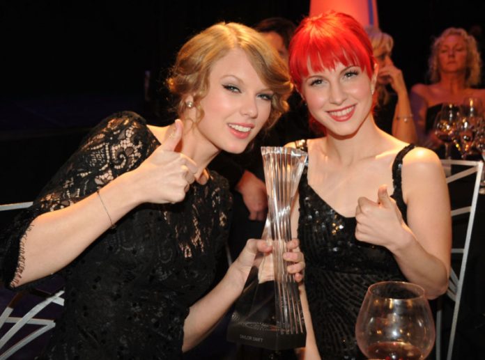 Taylor Swift dan Hayley Williams (vokalis Paramore)