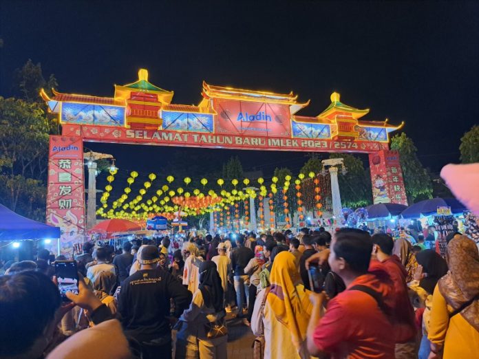 Gapura dan ribuan lampion yang menghiasi sepanjang jalan menyambut Tahun Baru Imlek 2023 di Jalan Urip Sumoharjo kawasan Pasar Gede Solo