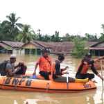Tim Basarnas evakuasi korban banjir bandang di Padang