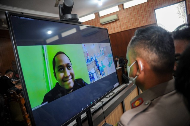 Terdakwa kasus penipuan investasi opsi biner Quotex Doni Salmanan menjalani sidang secara daring dengan agenda pembacaan dakwaan di Pengadilan Negeri Bale Bandung, Baleendah, Kabupaten Bandung, Jawa Barat (4/8/2022).