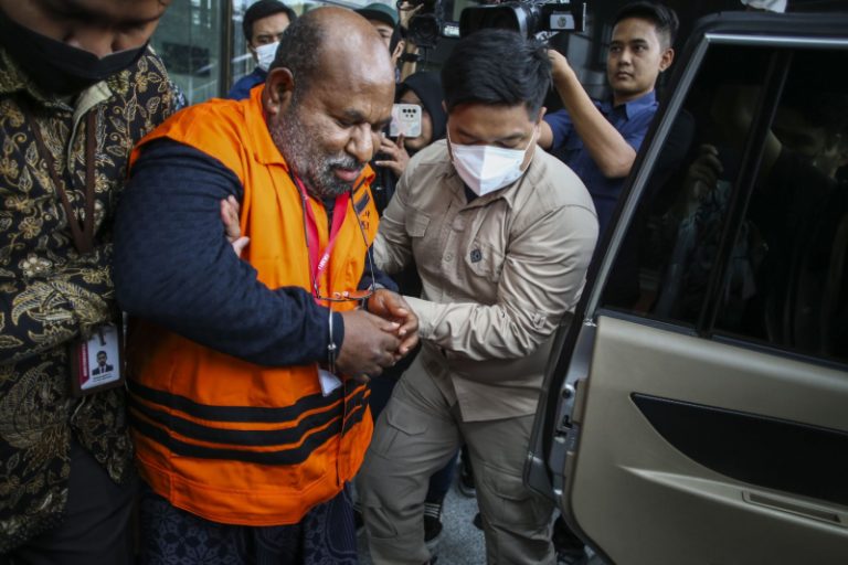 Lukas Enembe Bantah Dugaan Aliran Dana ke OPM