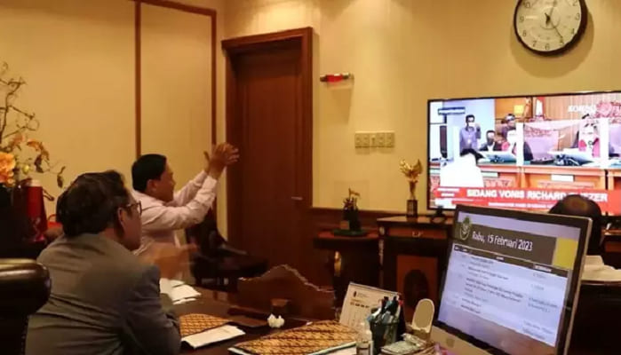 Mahfud MD Tepuk Tangan Dengar