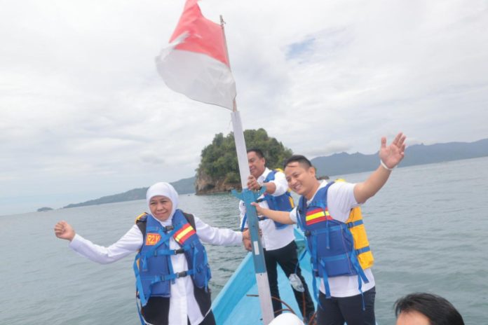 Berkegiatan Padat Seperti Biasa, Gubernur Khofifah Maraton Tinjau Program Pemulihan Ekosistem Laut Pantai Mutiara dan Mangrove Cengkrong Trenggalek