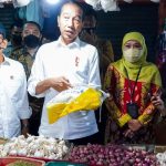 Presiden Jokowi Cek Harga Bahan Pangan di Pasar Wonokromo