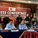 Kepala Urusan Administrasi Bagian Kejahatan Internasional Divisi Hubungan Internasional Polri Kompol Anggaito Hadi Prabowo (kanan), Kepala Kantor Imigrasi Ngurah Rai Sugito (tengah), Kabid Humas Polda Bali Kombes Pol. Satake Bayu (kiri), dan Kepala Divisi Imigrasi Kanwil Kemenkumham Bali Barron Ichsan (dua kiri) mengumumkan penyerahan WNA buronan Interpol berinisial AS (baris belakang tiga kiri) saat jumpa pers di Kantor Imigrasi Ngurah Rai, Badung, Bali (19/2/2023).