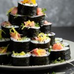 ilustrasi sushi menggunakan rumput laut