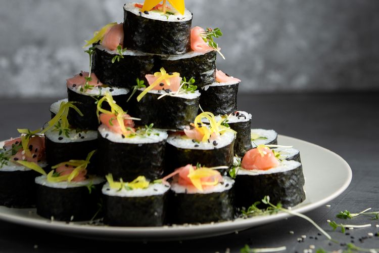 ilustrasi sushi menggunakan rumput laut