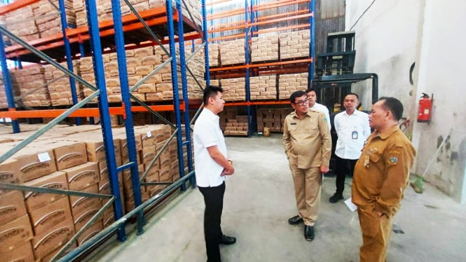 Tim Satgas Pangan Provinsi Sumut menemukan 7 ribu kardus atau 75 ton Minyakita yang ditimbun di Medan Sumatera Utara.