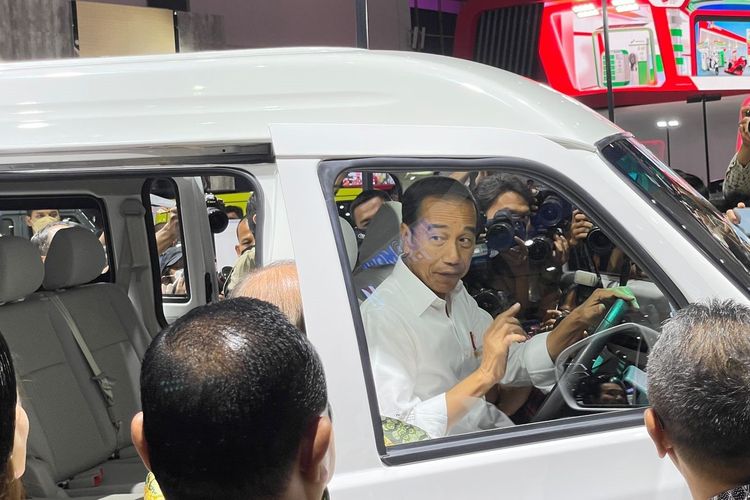 Presiden Jokowi saat menghadiri Indonesia International Motor Show (IIMS) Tahun 2023 di JIExpo, Kemayoran, Jakarta Pusat (16/2/2023).