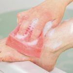 mencuci kaki saat mandi