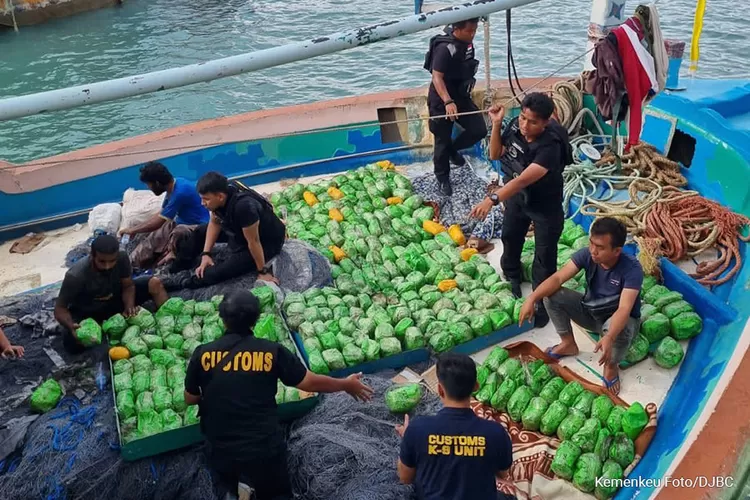 BNN bersama Bea Cukai berhasil menggagalkan upaya peredaran narkoba jenis sabu 309 paket yang diselundupkan menggunakan kapal nelayan pengangkut ikan melalui jalur laut di Perairan Selatan dan dibawa ke Pelabuhan Indah Kiat Cilegon.