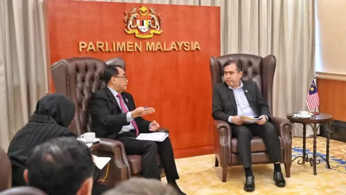 Menteri Perhubungan Budi Karya Sumadi dan Menteri Transportasi Malaysia Loke Siew Fook.