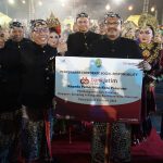 Direktur Mikro, Ritel dan Menengah bankjatim (Arief Wicaksono) menyerahkan secara simbolis bantuan bankjatim peduli tersebut kepada Walikota Pasuruan (H. Syaifullah Yusuf) di Gedung Harmoni Pasuruan (08/02/2023).